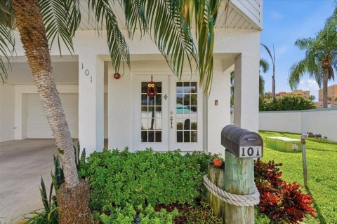 Townhouse in North Redington Beach, Florida 3 bedrooms, 224.36 sq.m. № 2420209 - photo 9