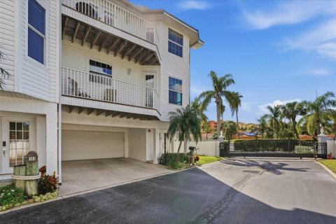 Townhouse in North Redington Beach, Florida 3 bedrooms, 224.36 sq.m. № 2420209 - photo 7