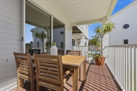 Townhouse in North Redington Beach, Florida 3 bedrooms, 224.36 sq.m. № 2420209 - photo 19