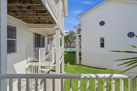 Townhouse in North Redington Beach, Florida 3 bedrooms, 224.36 sq.m. № 2420209 - photo 20
