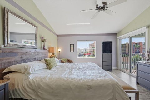 Townhouse in North Redington Beach, Florida 3 bedrooms, 224.36 sq.m. № 2420209 - photo 5