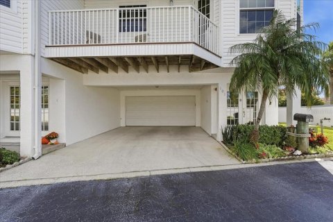 Townhouse in North Redington Beach, Florida 3 bedrooms, 224.36 sq.m. № 2420209 - photo 8