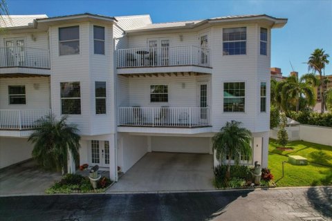 Townhouse in North Redington Beach, Florida 3 bedrooms, 224.36 sq.m. № 2420209