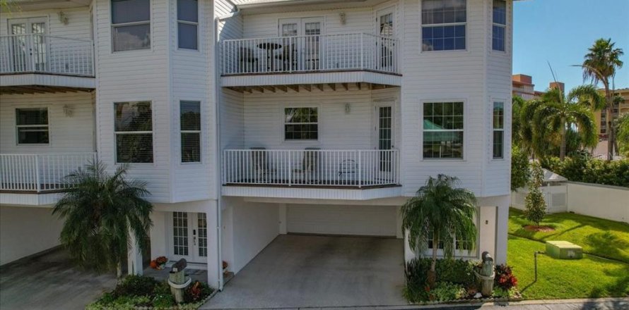 Townhouse in North Redington Beach, Florida 3 bedrooms, 224.36 sq.m. № 2420209