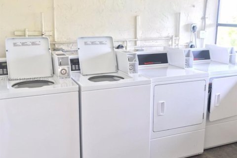 Condo in Coral Springs, Florida, 1 bedroom  № 1946174 - photo 16