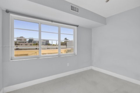 Condo in Miami Beach, Florida, 2 bedrooms  № 1923498 - photo 13