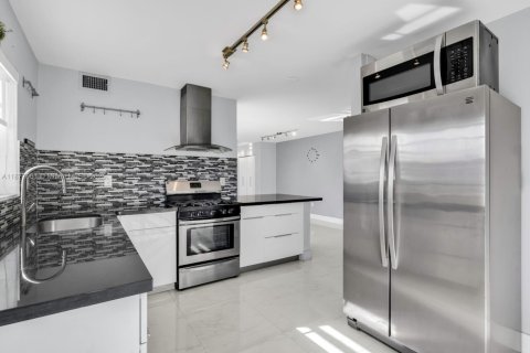 Condo in Miami Beach, Florida, 2 bedrooms  № 1923498 - photo 2