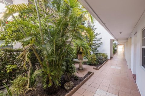 Condo in Miami Beach, Florida, 2 bedrooms  № 1923498 - photo 19