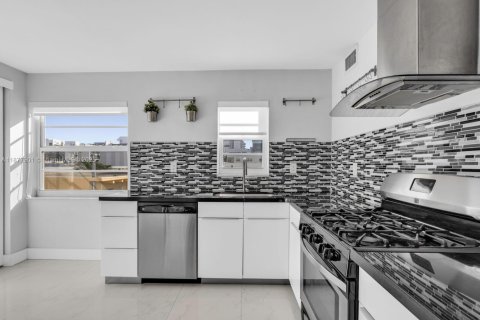 Condo in Miami Beach, Florida, 2 bedrooms  № 1923498 - photo 3