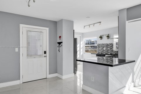 Condo in Miami Beach, Florida, 2 bedrooms  № 1923498 - photo 7