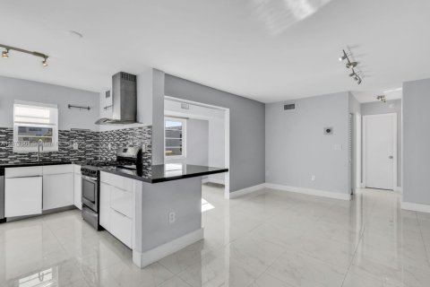 Condo in Miami Beach, Florida, 2 bedrooms  № 1923498 - photo 5