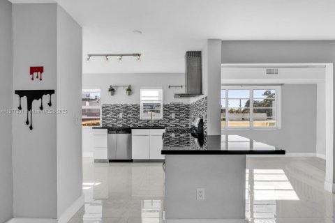 Condo in Miami Beach, Florida, 2 bedrooms  № 1923498 - photo 6