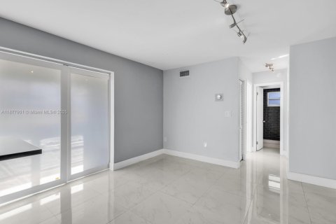 Condo in Miami Beach, Florida, 2 bedrooms  № 1923498 - photo 11