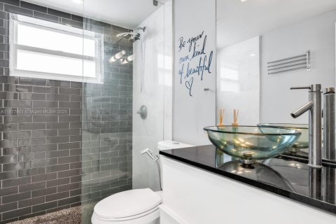 Condo in Miami Beach, Florida, 2 bedrooms  № 1923498 - photo 10