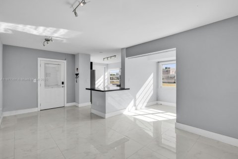 Condo in Miami Beach, Florida, 2 bedrooms  № 1923498 - photo 8