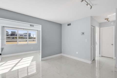 Condo in Miami Beach, Florida, 2 bedrooms  № 1923498 - photo 9