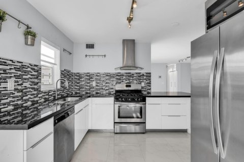 Condo in Miami Beach, Florida, 2 bedrooms  № 1923498 - photo 1