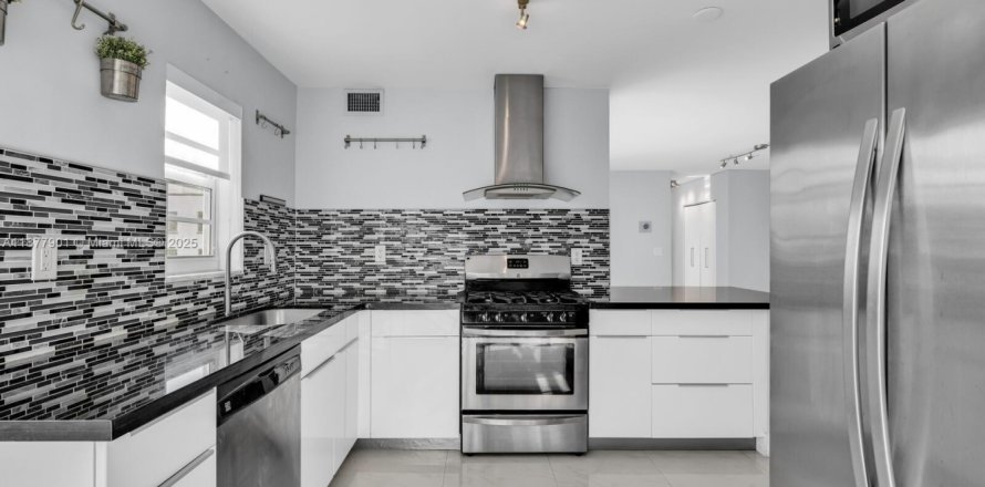 Condo in Miami Beach, Florida, 2 bedrooms  № 1923498