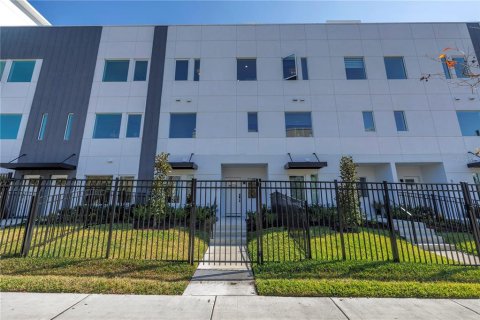 Adosado en venta en Saint Petersburg, Florida, 3 dormitorios, 195.56 m2 № 1838787 - foto 1