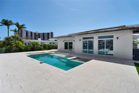 Casa en venta en Treasure Island, Florida, 4 dormitorios, 267.09 m2 № 1716746 - foto 21