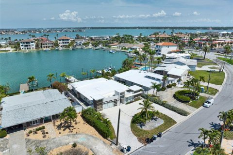 Casa en venta en Treasure Island, Florida, 4 dormitorios, 267.09 m2 № 1716746 - foto 1