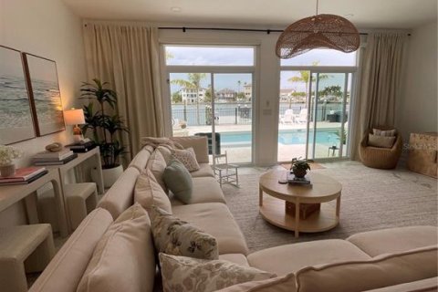 Casa en venta en Treasure Island, Florida, 4 dormitorios, 267.09 m2 № 1716746 - foto 27
