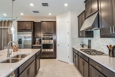 House in Apollo Beach, Florida 4 bedrooms, 283.63 sq.m. № 2113253 - photo 6