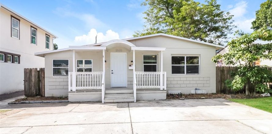 Villa ou maison à Saint Petersburg, Floride 3 chambres, 159.98 m2 № 2114880