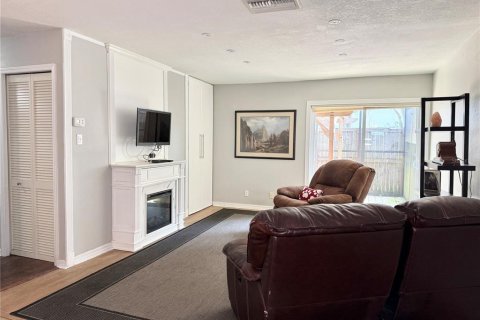 Condo in Temple Terrace, Florida, 2 bedrooms  № 1576269 - photo 11
