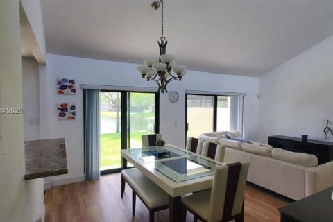 Villa ou maison à louer à Sunrise, Floride: 2 chambres, 76.83 m2 № 1992193 - photo 5