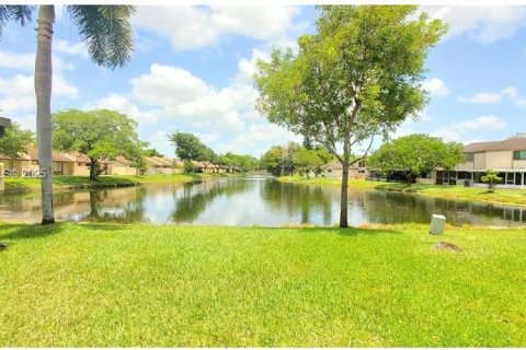 Villa ou maison à louer à Sunrise, Floride: 2 chambres, 76.83 m2 № 1992193 - photo 1