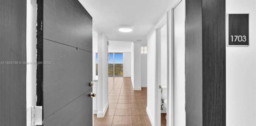 Condominio en Aventura, Florida, 1 dormitorio  № 1749134