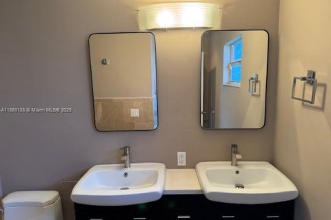 Casa en alquiler en Miami, Florida, 3 dormitorios, 150.13 m2 № 1981510 - foto 10
