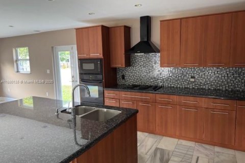 Casa en alquiler en Miami, Florida, 3 dormitorios, 150.13 m2 № 1981510 - foto 6