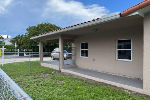Casa en alquiler en Miami, Florida, 3 dormitorios, 150.13 m2 № 1981510 - foto 2