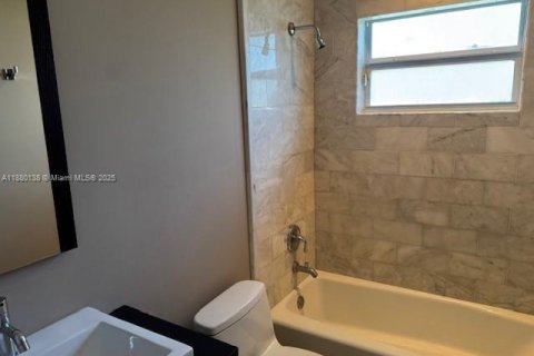 Casa en alquiler en Miami, Florida, 3 dormitorios, 150.13 m2 № 1981510 - foto 11
