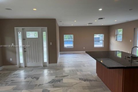 Casa en alquiler en Miami, Florida, 3 dormitorios, 150.13 m2 № 1981510 - foto 4