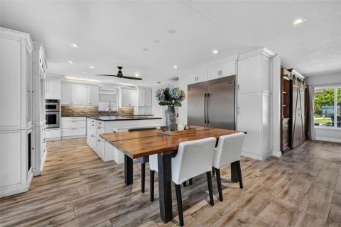 House in Saint Petersburg, Florida 3 bedrooms, 246.93 sq.m. № 2396196 - photo 8