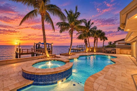 House in Saint Petersburg, Florida 3 bedrooms, 246.93 sq.m. № 2396196 - photo 3