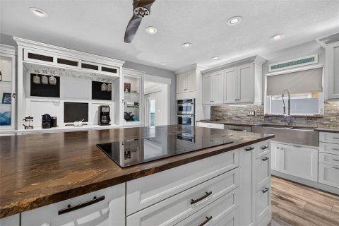 House in Saint Petersburg, Florida 3 bedrooms, 246.93 sq.m. № 2396196 - photo 14