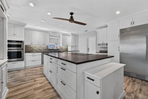 House in Saint Petersburg, Florida 3 bedrooms, 246.93 sq.m. № 2396196 - photo 12