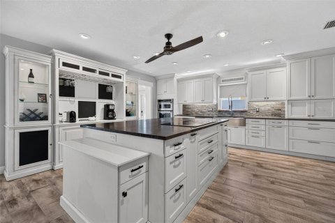 House in Saint Petersburg, Florida 3 bedrooms, 246.93 sq.m. № 2396196 - photo 13