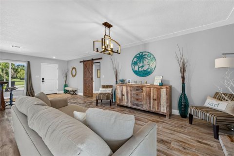 House in Saint Petersburg, Florida 3 bedrooms, 246.93 sq.m. № 2396196 - photo 7