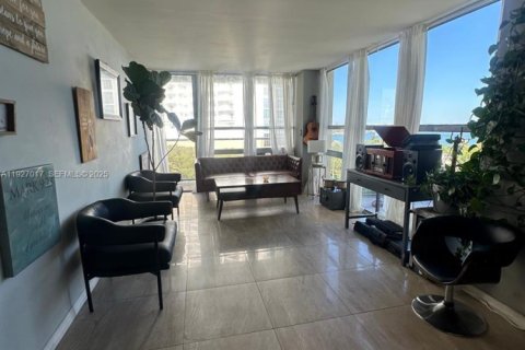 Снять в аренду кондоминиум в Майами, Флорида 3 спальни, 113.15м2, № 1985953 - фото 9