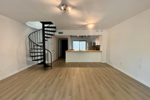 Adosado en alquiler en Miami, Florida, 2 dormitorios, 120.68 m2 № 1221636 - foto 1