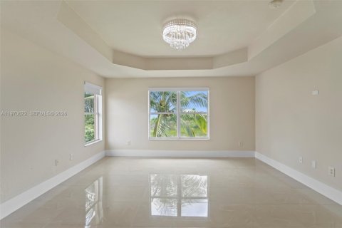 House in Miramar, Florida 5 bedrooms, 257.43 sq.m. № 2038236 - photo 16