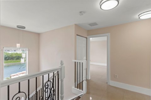 House in Miramar, Florida 5 bedrooms, 257.43 sq.m. № 2038236 - photo 25