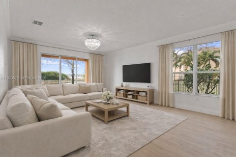 House in Miramar, Florida 5 bedrooms, 257.43 sq.m. № 2038236 - photo 5