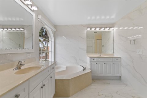 House in Miramar, Florida 5 bedrooms, 257.43 sq.m. № 2038236 - photo 20