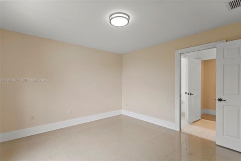 House in Miramar, Florida 5 bedrooms, 257.43 sq.m. № 2038236 - photo 27